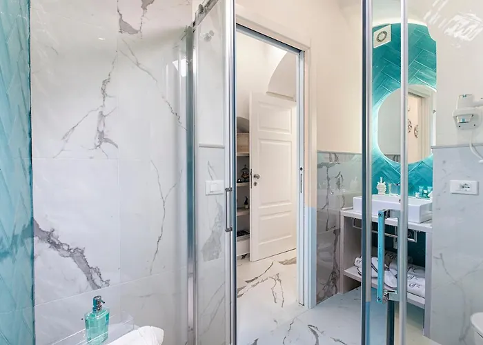 Lux לינה וארוחת בוקר 4*