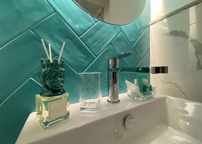 Lux לינה וארוחת בוקר 4*